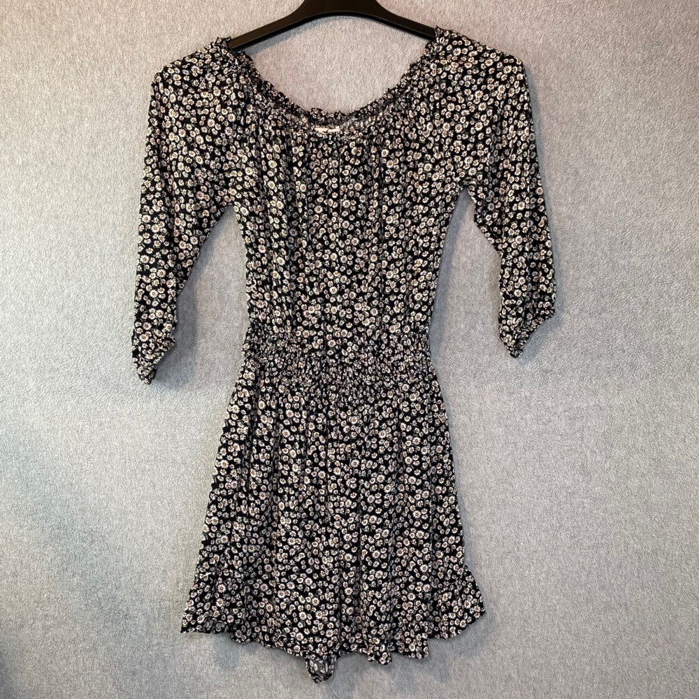 Hollister Romper Women's Medium Black Floral Daisy Smocked Off Shoulder Boho EUC